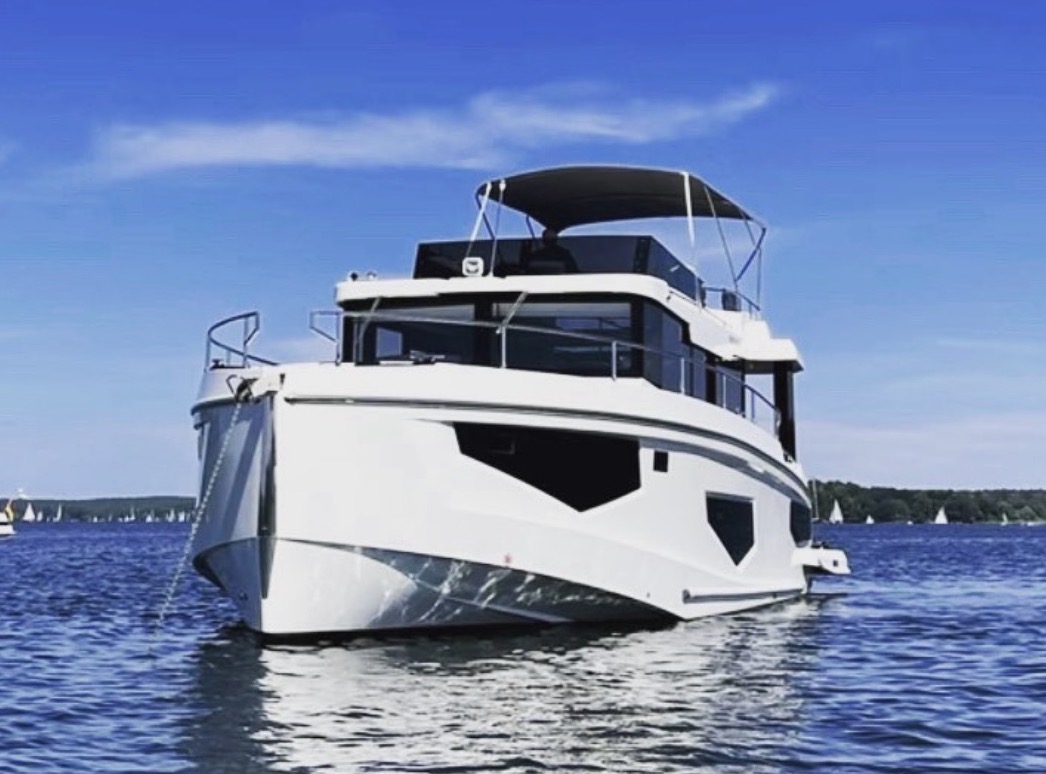 Frontansicht der Yacht auf dem See