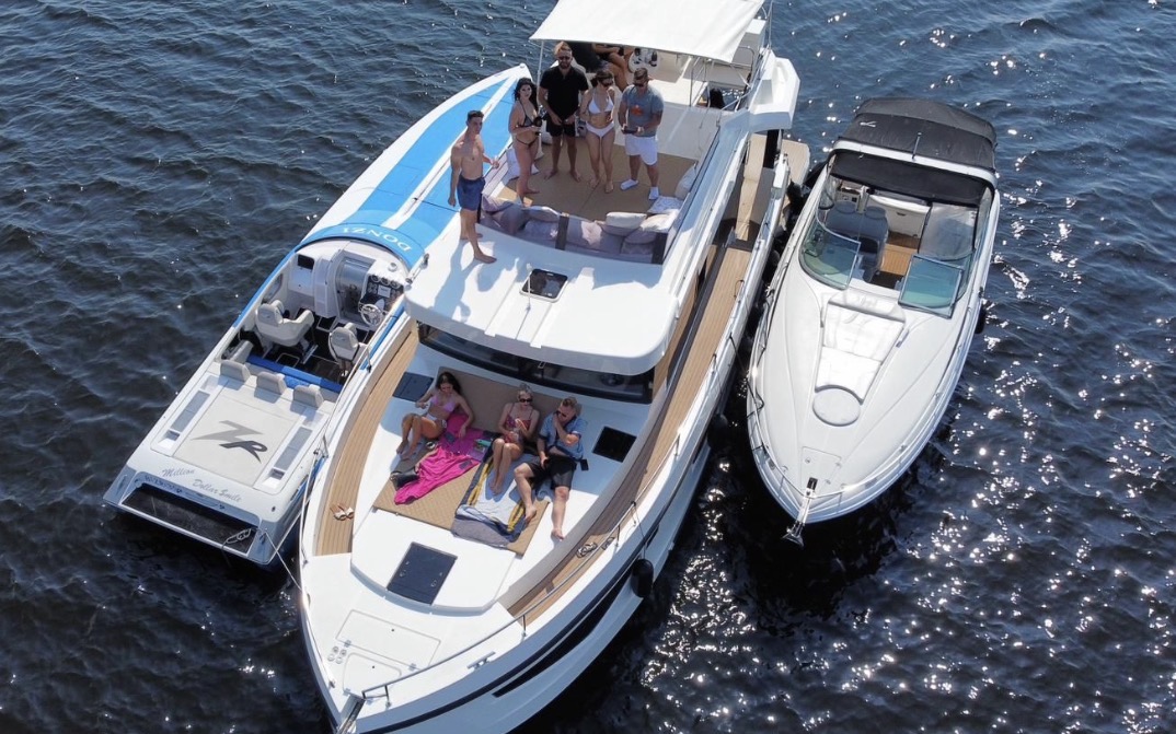 Yacht aus der Vogelperspektive auf dem Wasser