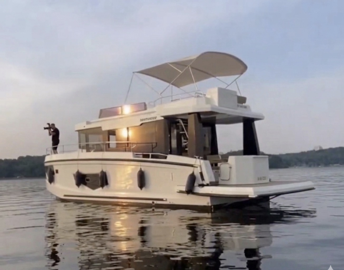 Yacht in goldener Abendstimmung auf dem Wasser